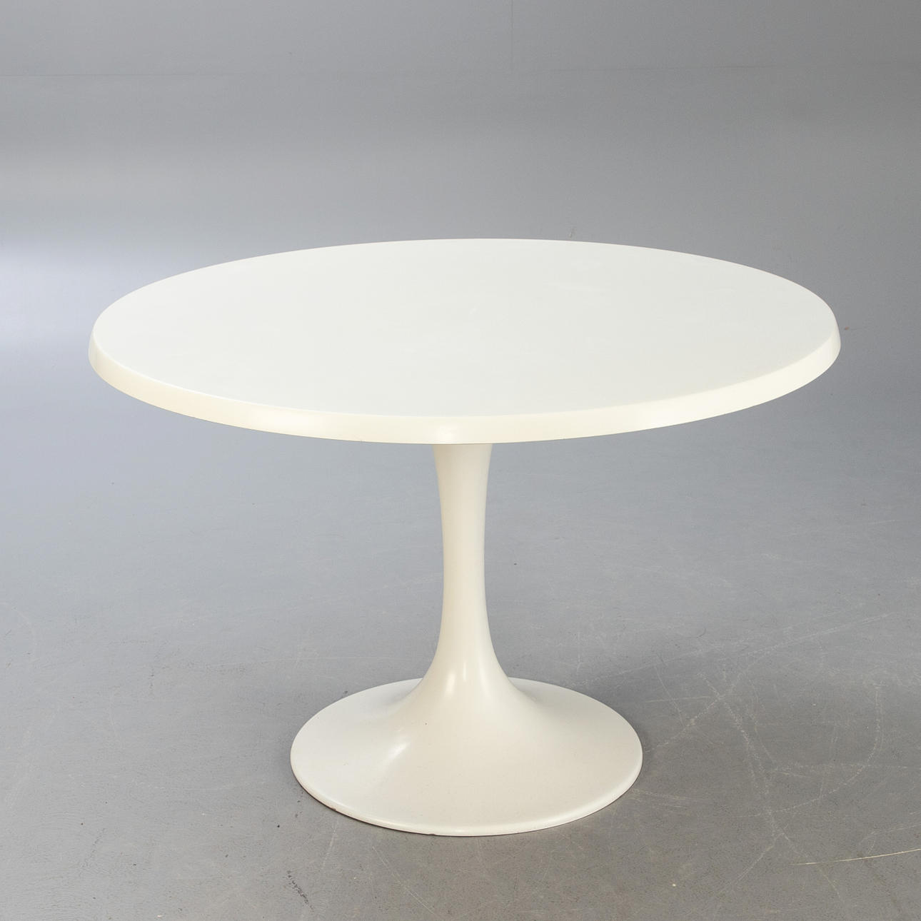 Tulip dining table, plastic in white, 1970s.