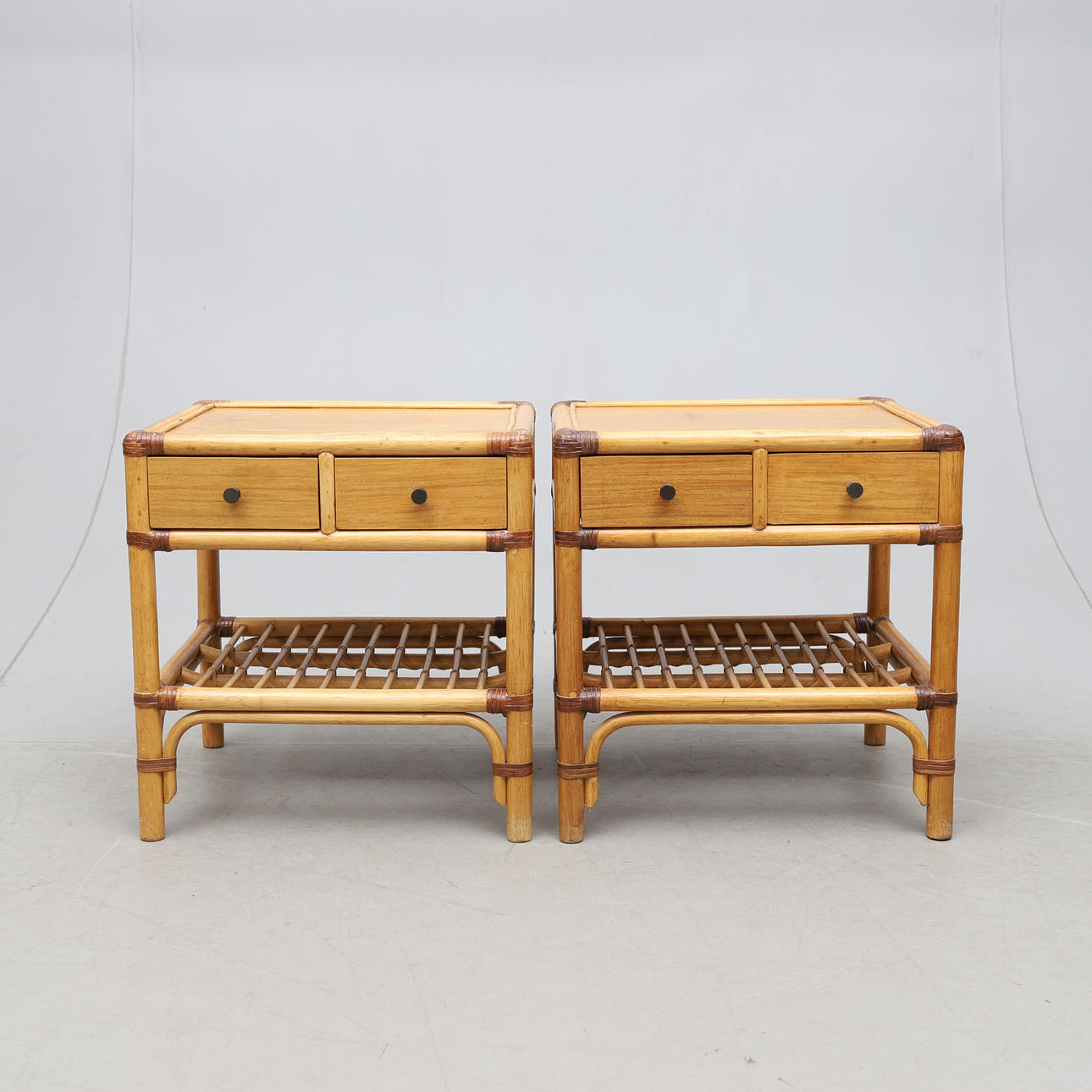 SENGEBORD. Et par, Dux, bambus/rattan.