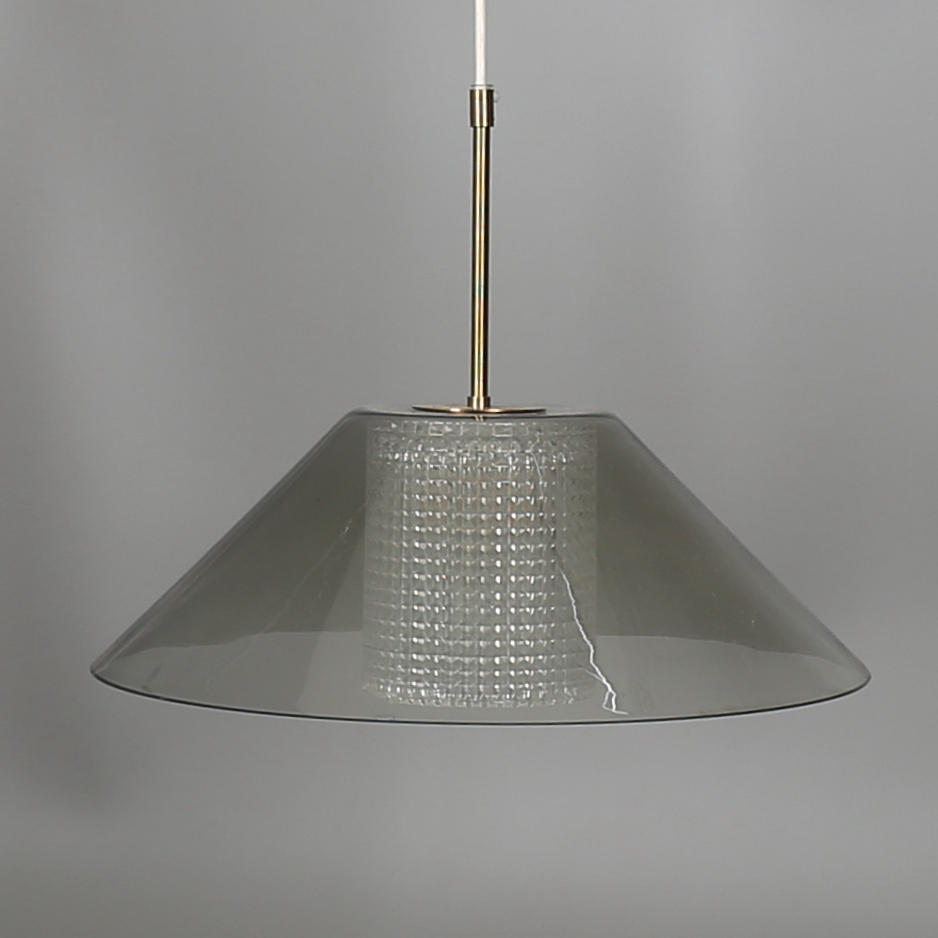 TAKLAMPA med rökfärgad glasskärm, 1960/70-tal.