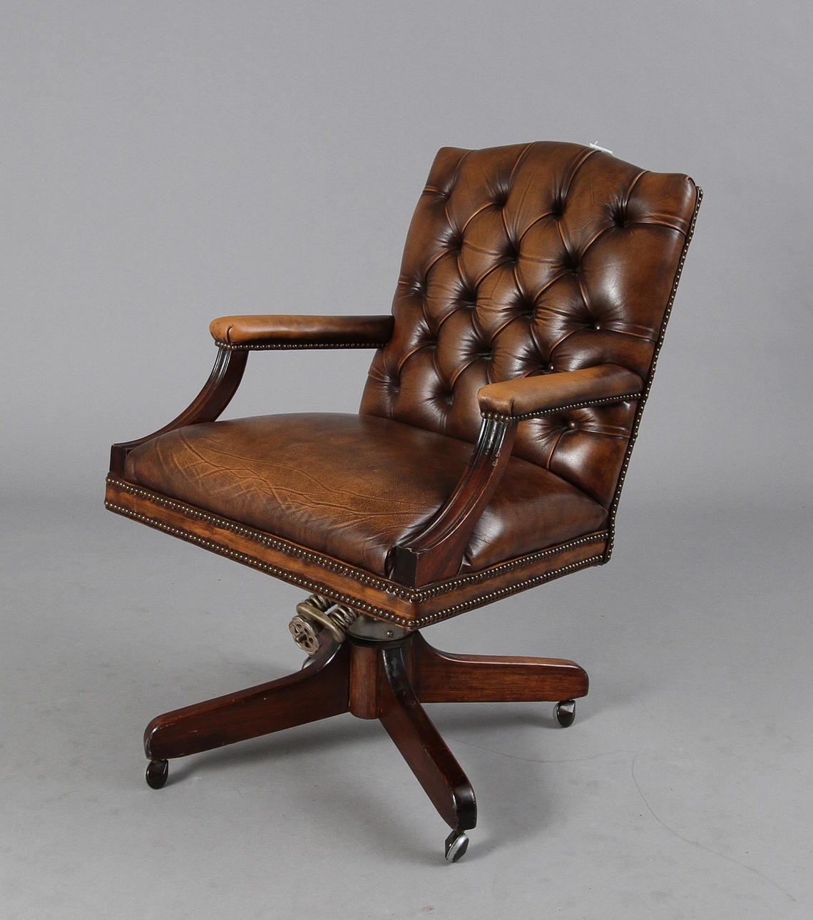 SKRIVBORDSSTOL, brunt läder. Hillcrest.1900-tal.