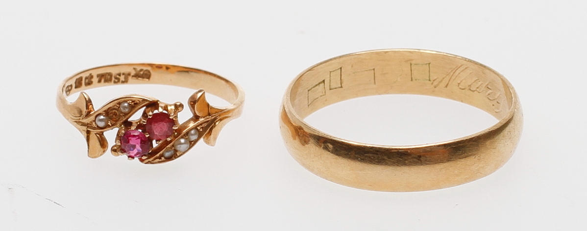 RINGAR, 2 st, prydnadsring med pärlor och stenar, 18k, vikt ca 5,7 gram.