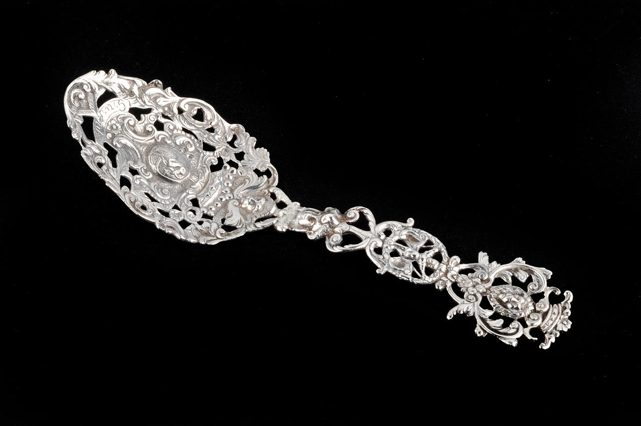 DURCHBRUCHARBEIT, SILBER. Silversked/kakeserver, rikt dekorerad med figurer. handgjorda.