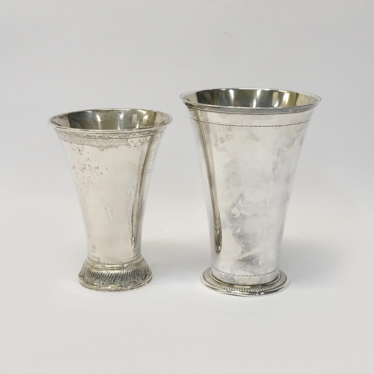 DOS JARRONES, PLATA.