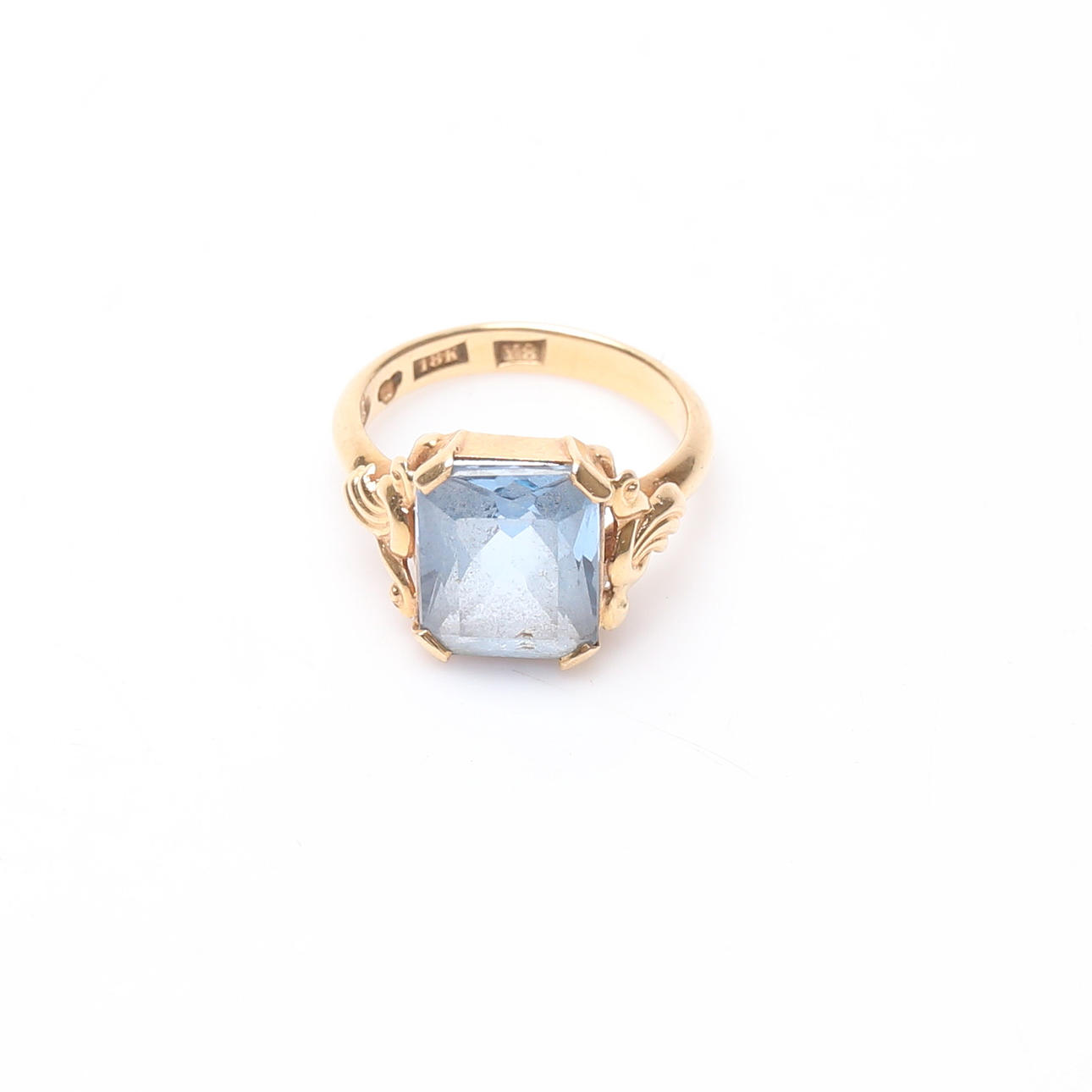 RING, 18 Karat Gold mit blauem Stein, 6,2 Gramm.