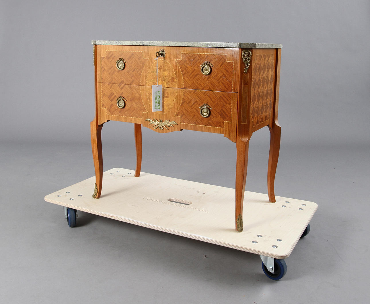 BYRÅ. Gustaviansk stil, stenskiva och inläggningar.