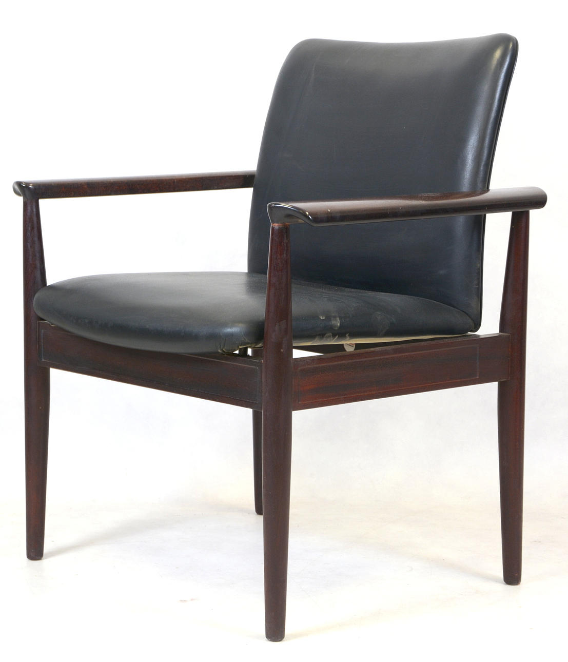 FINN JUHL FÖR FRANS&SÖN, armstol, bonad bok med svart konstläderklädsel.