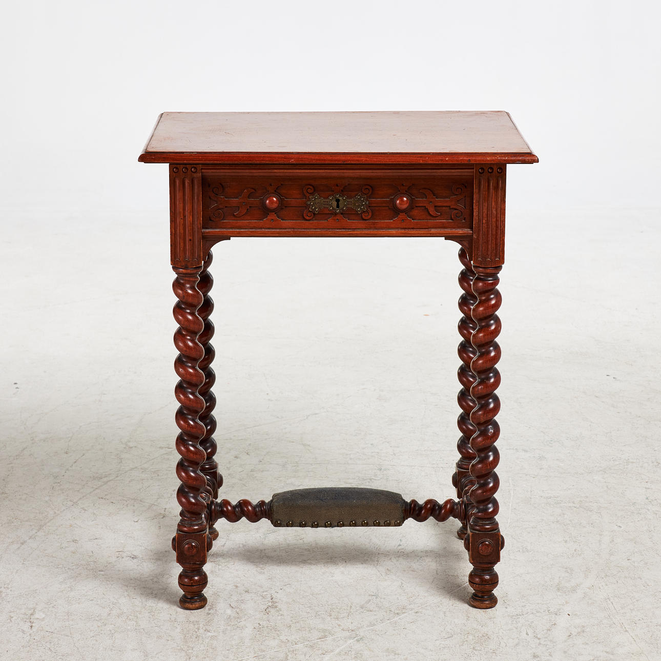 SEWING TABLE/LADIES' WORK TABLE, walnut, carved decor, compartmented box edge, hinged cover, first half of the 20th century.