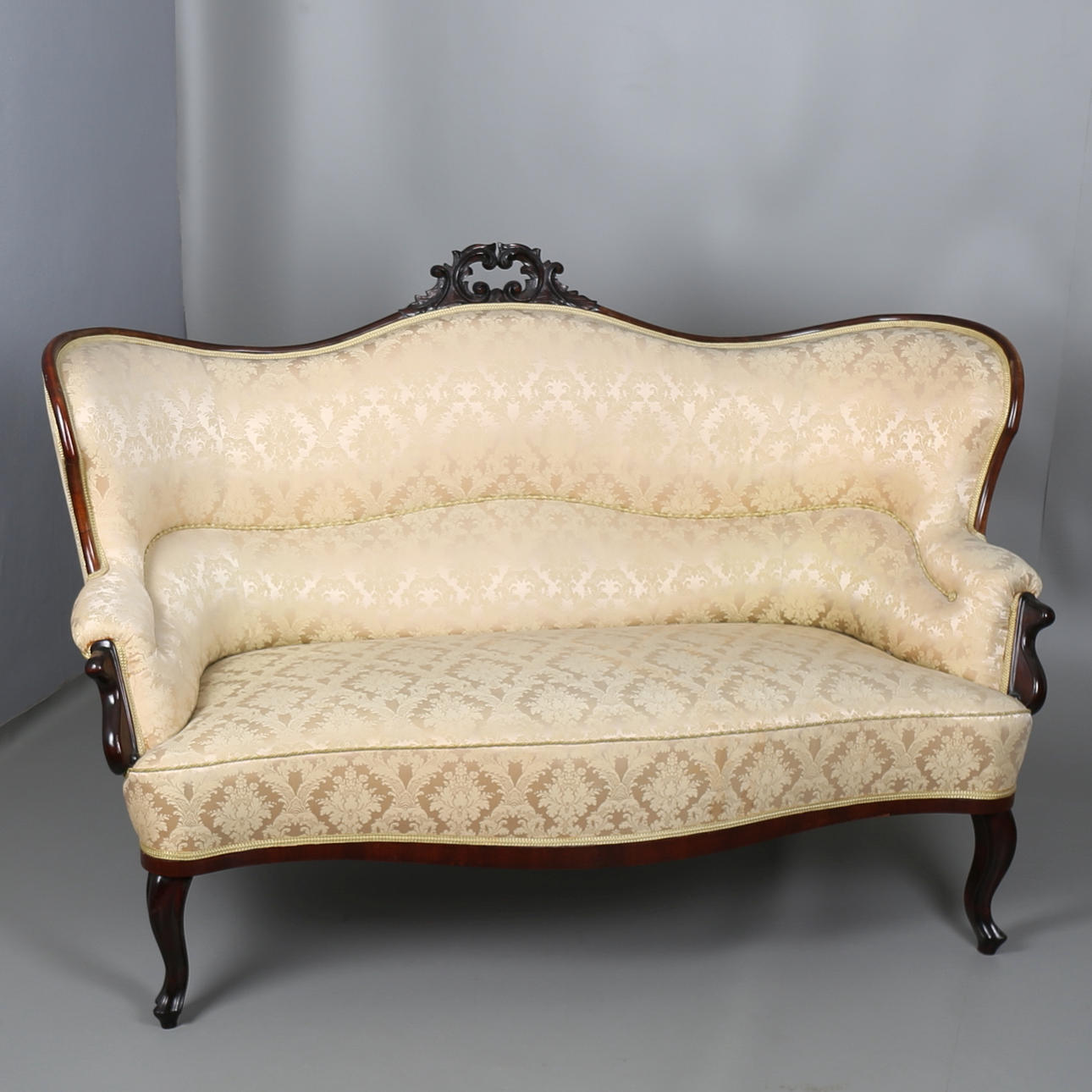 SOFFA i nyrokoko-stil, 1900-talets andra hälft.