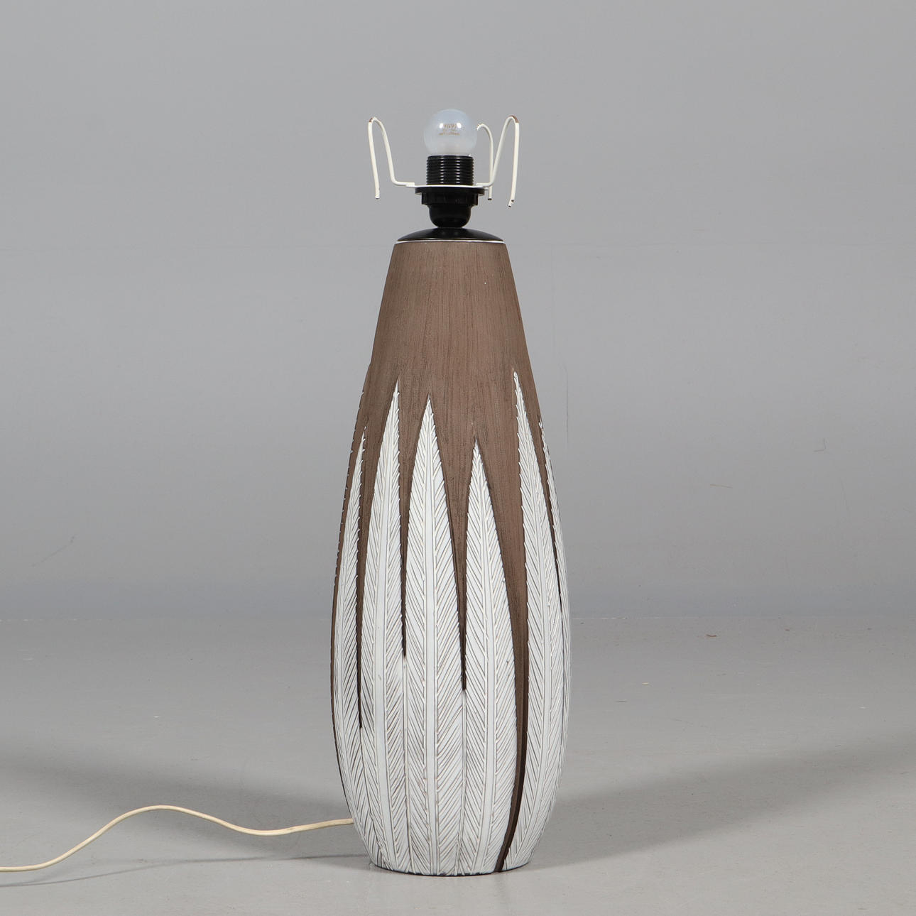 ANNA-LISA THOMSON. STEHLEUCHTE, Upsala ekeby „Paprika“.