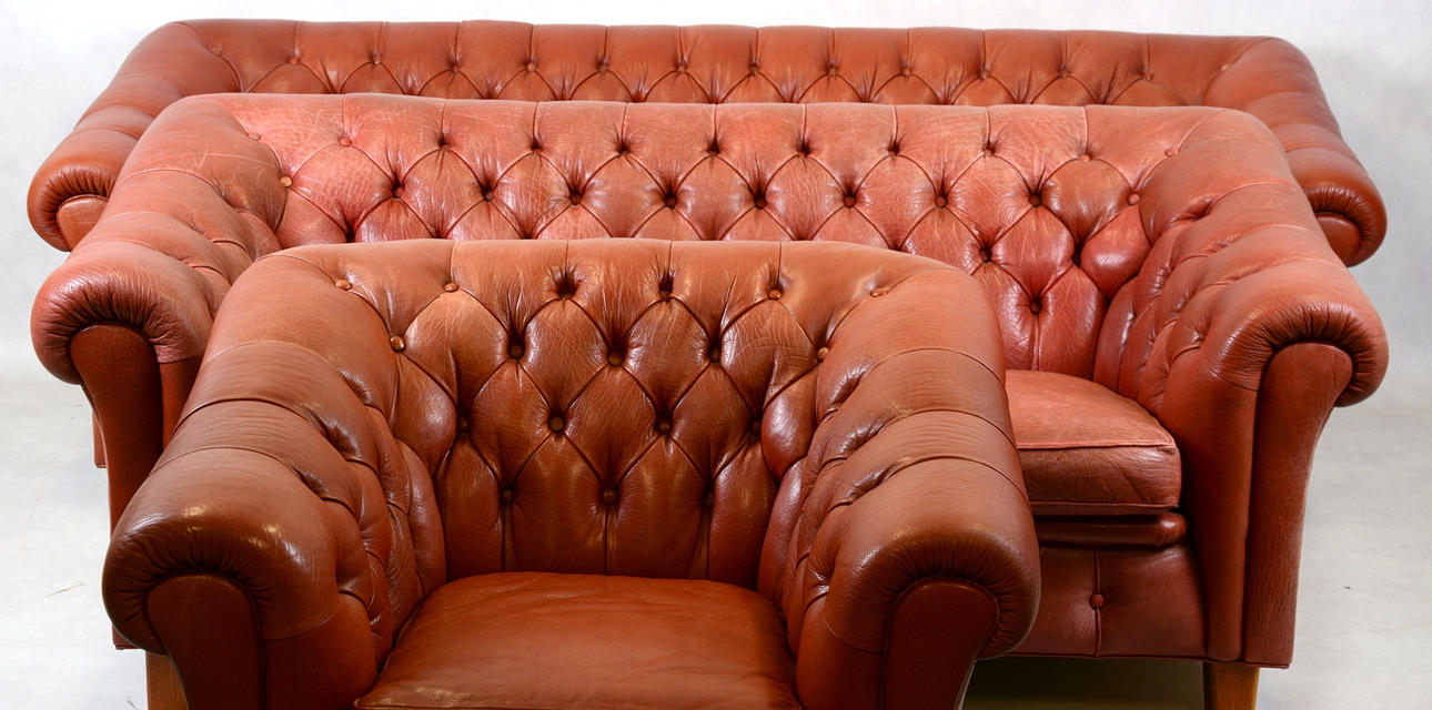 SOFFGRUPP, 3 del, röd skinnklädsel, chesterfieldmodell, 1900-talets 2 hälft, 3- resp 2-sitssoffa samt fåtölj.