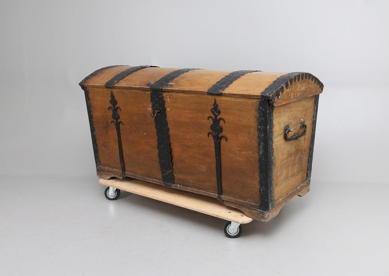 COFFIN, oak, 18th century.