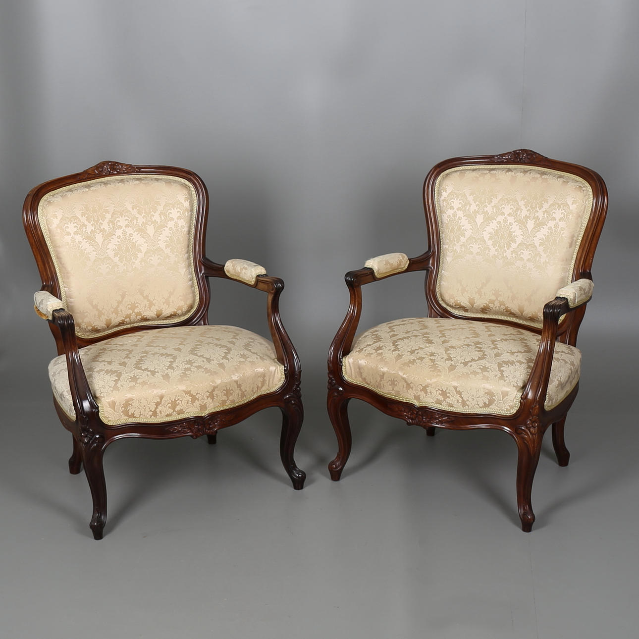 KARMSTOLAR i nyrokoko-stil, ett par, 1900-tal.