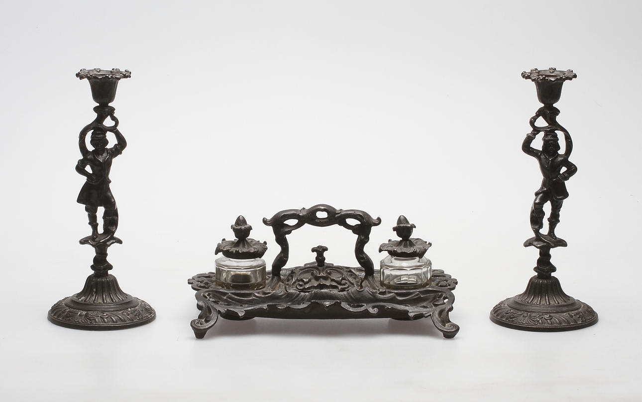 LJUSSTAKAR samt SKRIVSTÄLL, gjutjärn, 1800-tal.