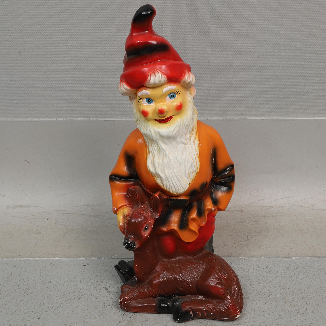 NISSE med rådyr, malet puds.