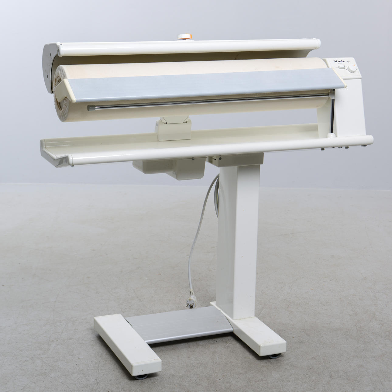 MIELE, Bügelbrett B 890.