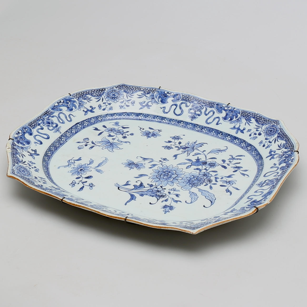 STORT STEKFAT i porslin, Chien-lung, Kina 1700-tal.