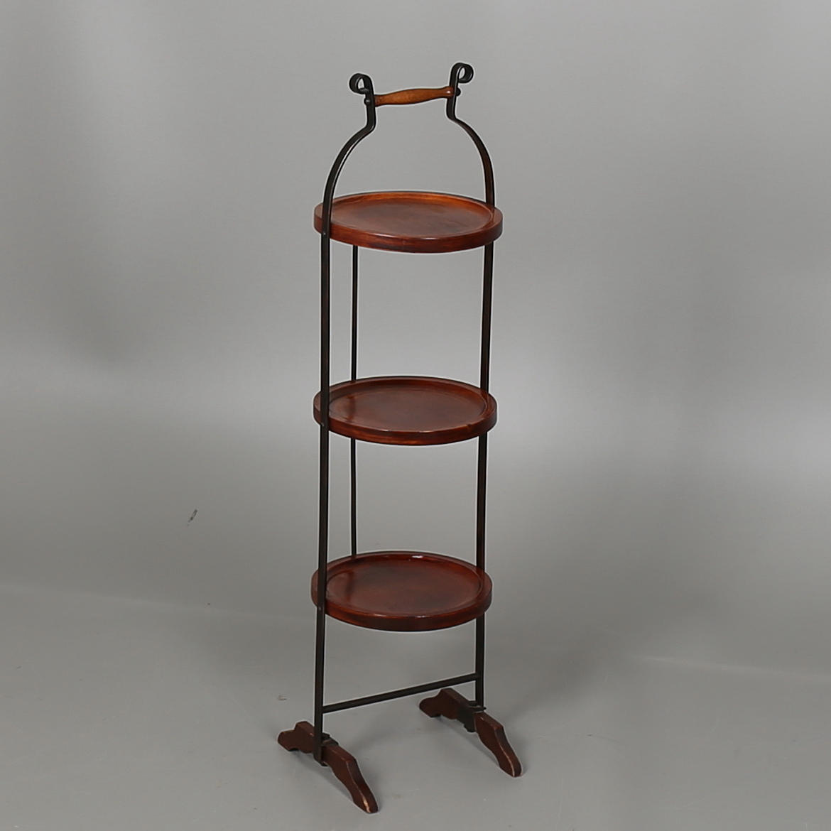 CAKESTAND av lövträ och metall, England, 1900-talets slut.