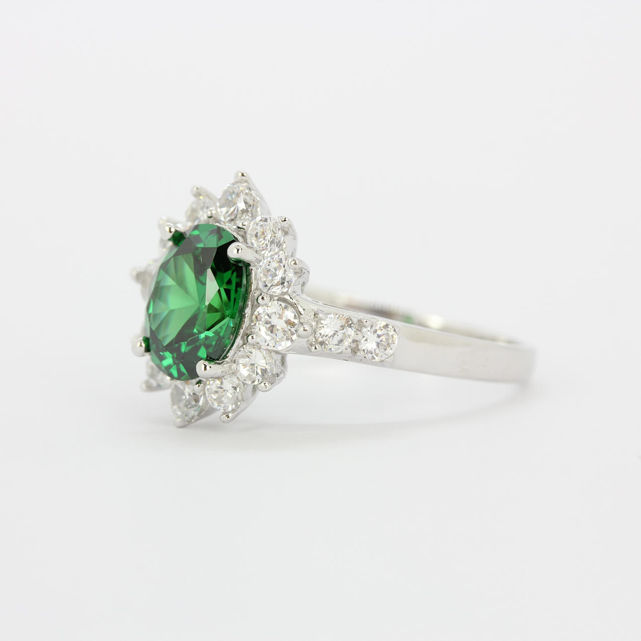 SILBERRING MIT GRÜNEM UND WEISSEM STEIN.