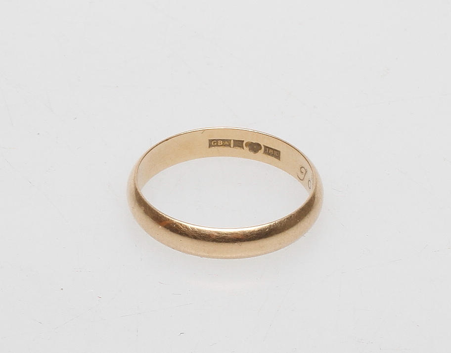 RING, 18k guld, vikt ca 2,5 gr.