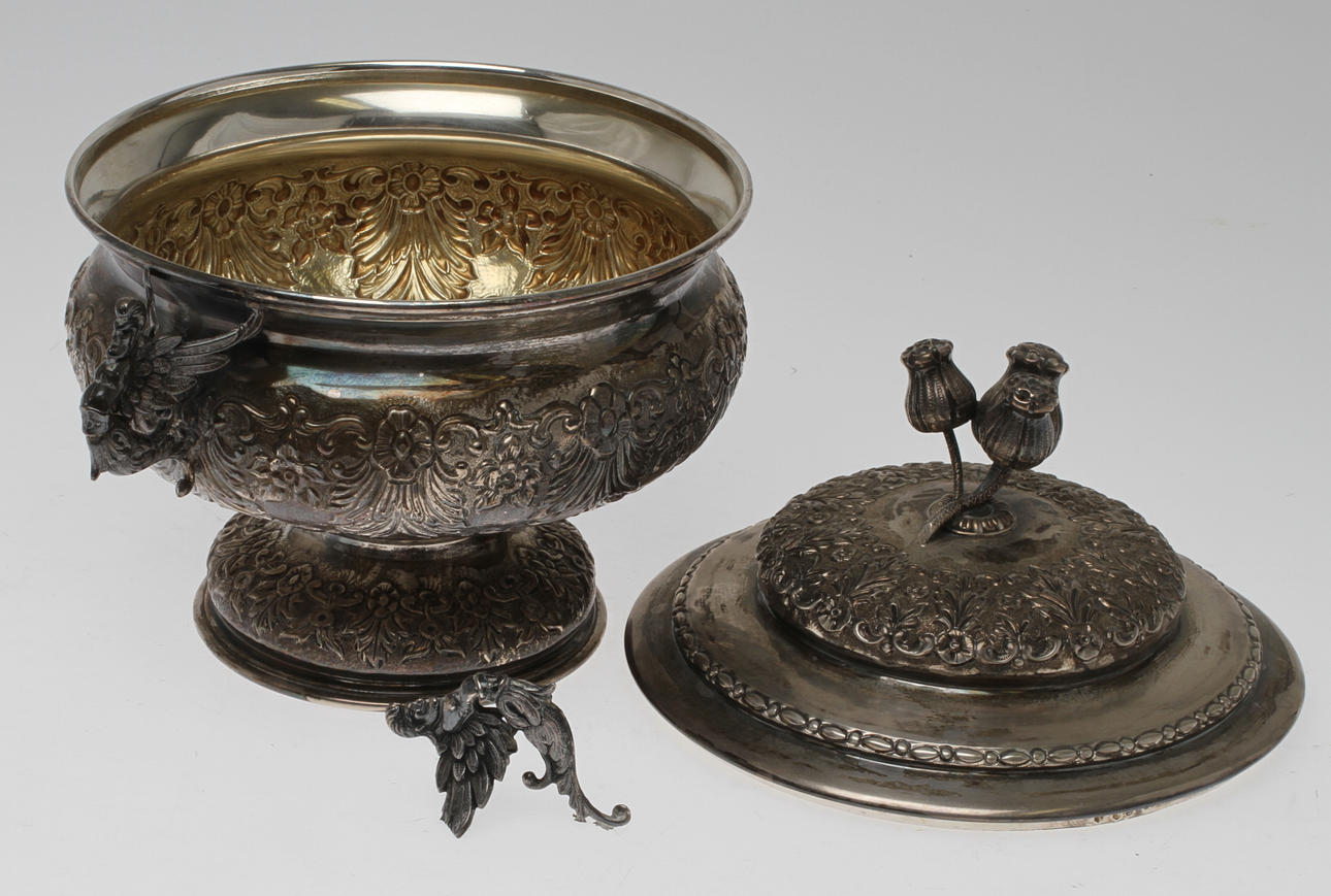 TERRIN MED LOCK, silver, svenska importstämplar, 1900-tal. Vikt 662 gram.