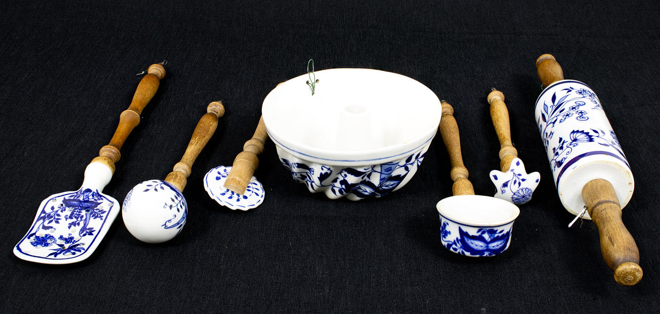 KÖKSREDSKAP, trä, porslin, 1900-tal.