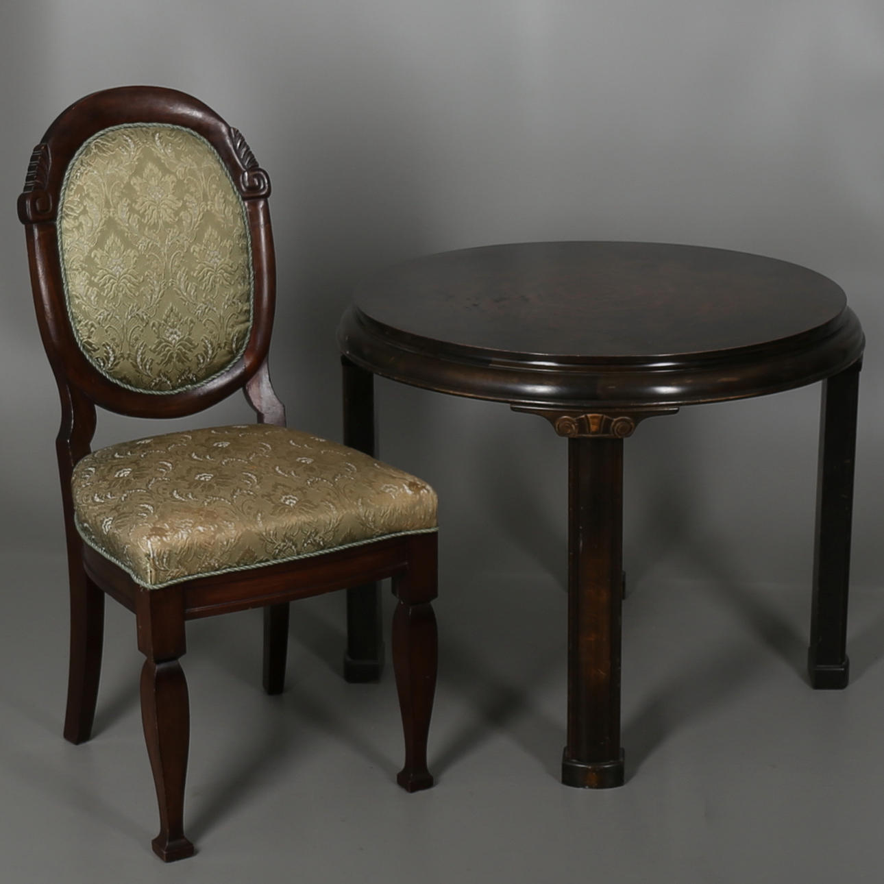 BORD OCH STOL i trä. 1900-talets första decennier.