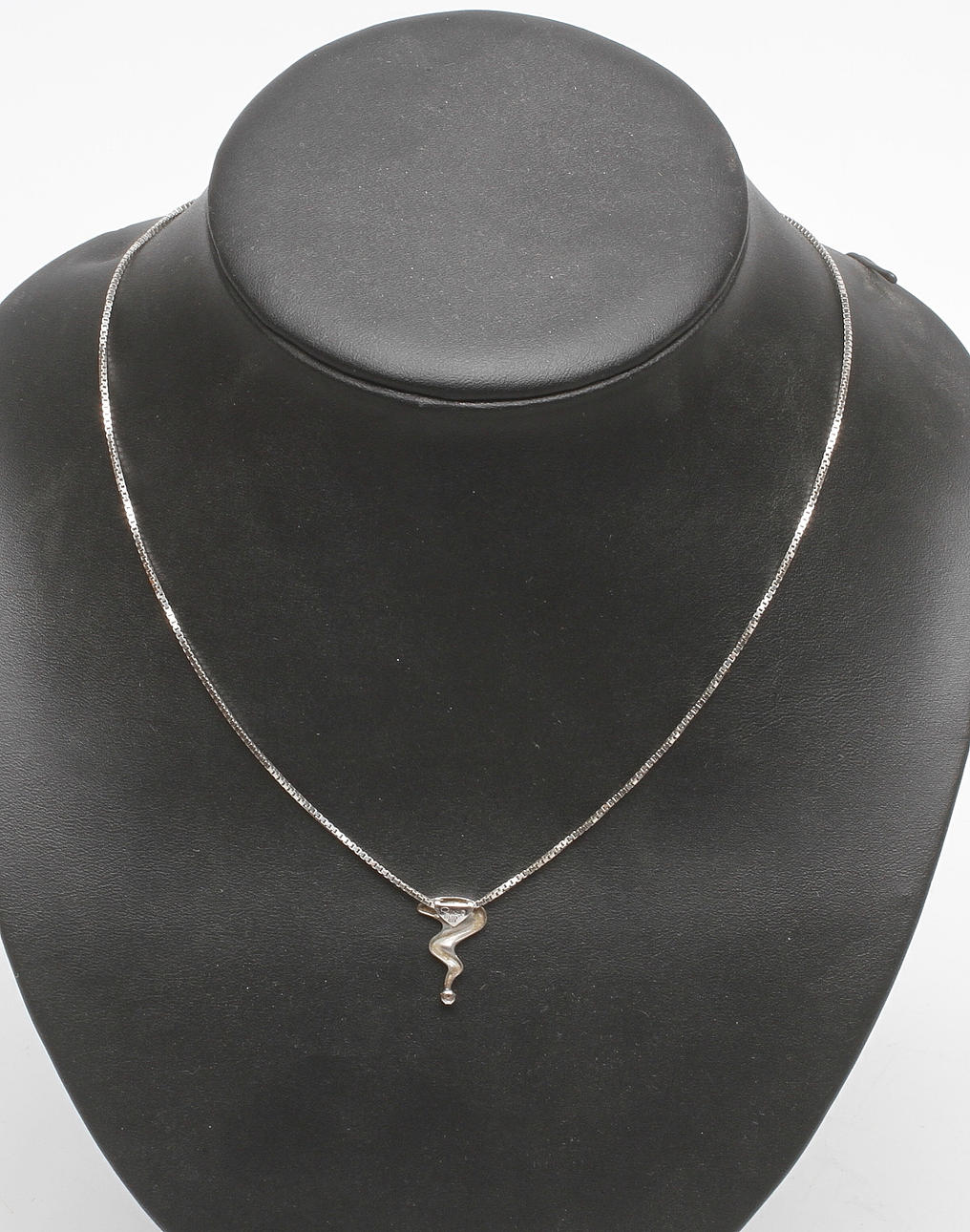 HALSKEDJA, HÄNGE SAMT 1 PAR ÖRHÄNGEN MED DIAMANT, 18k vitguld, vikt ca 5,9 gr.