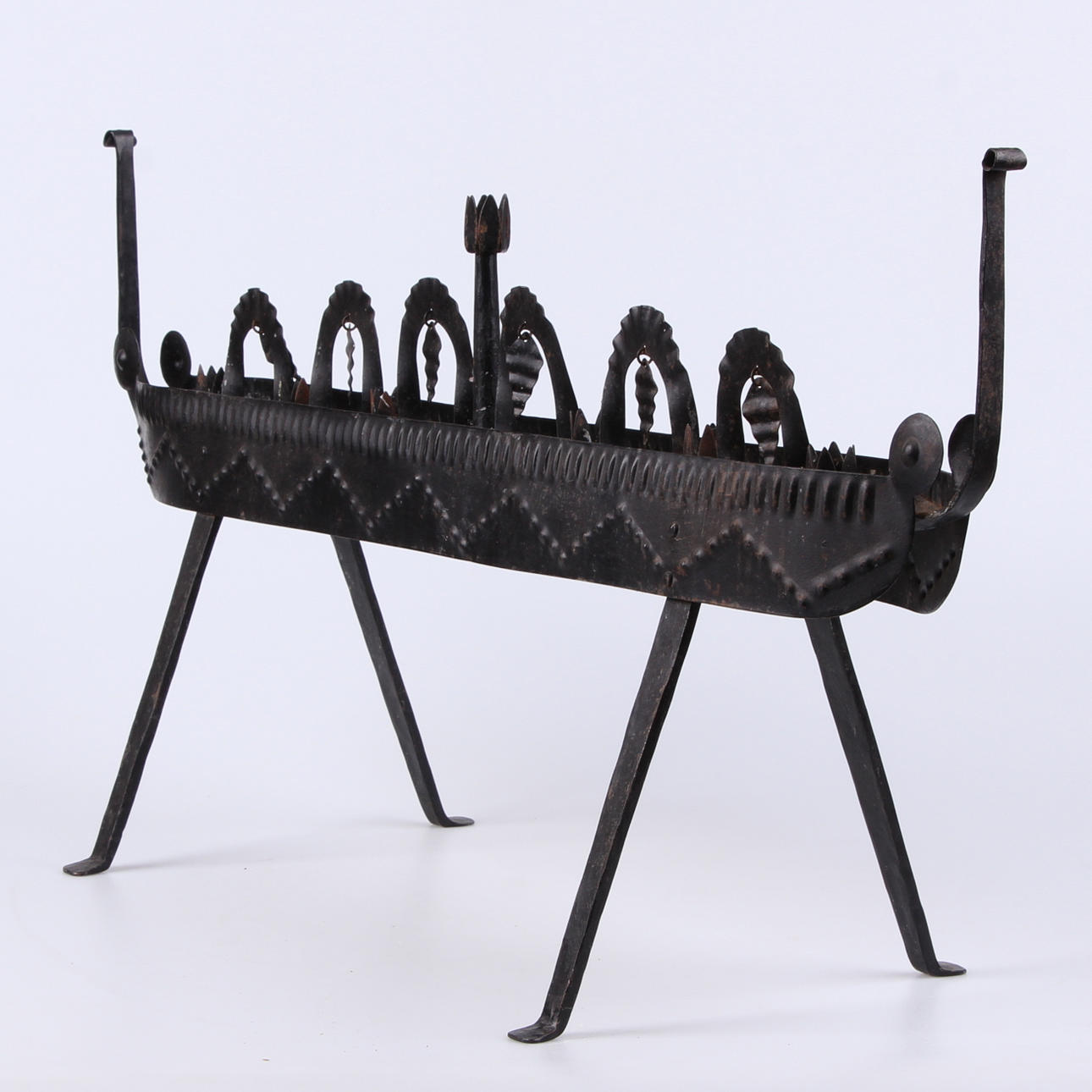 LJUSSTAKE, smide, i form av båt, 1900-tal.