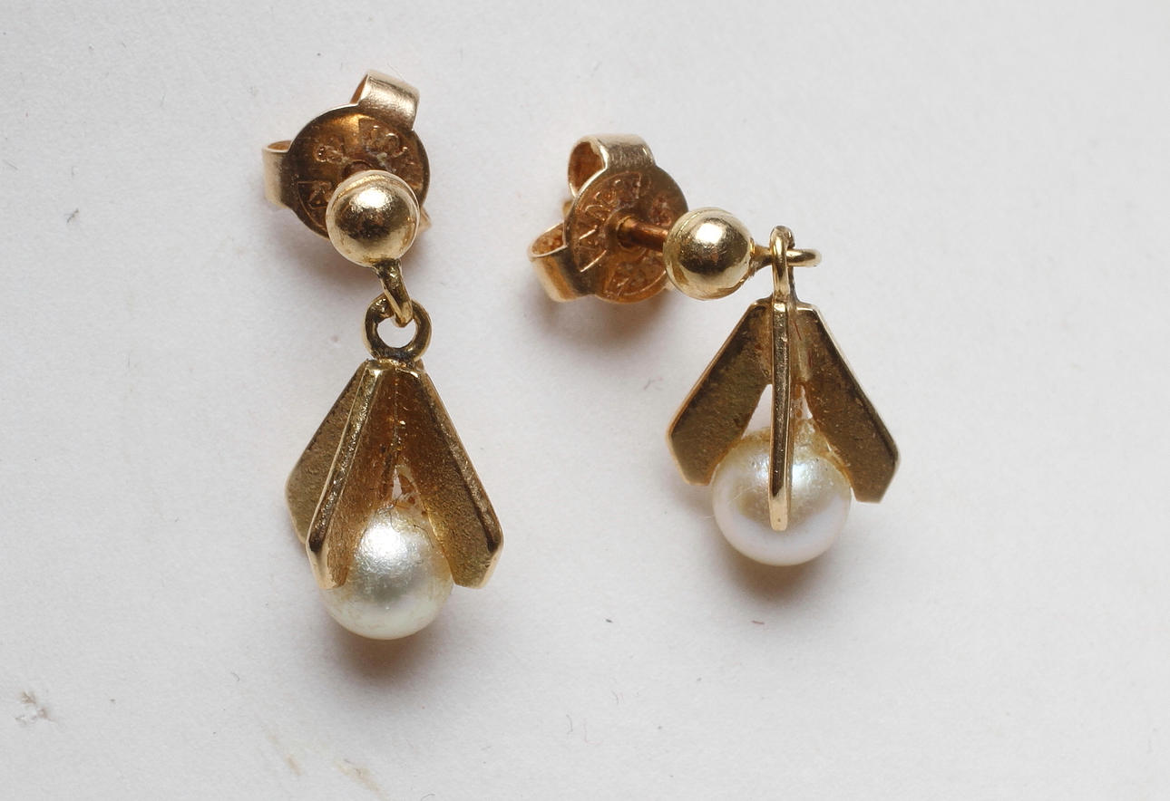 ÖRHÄNGEN MED PÄRLOR, 18k guld, total vikt ca 2,6 gr.