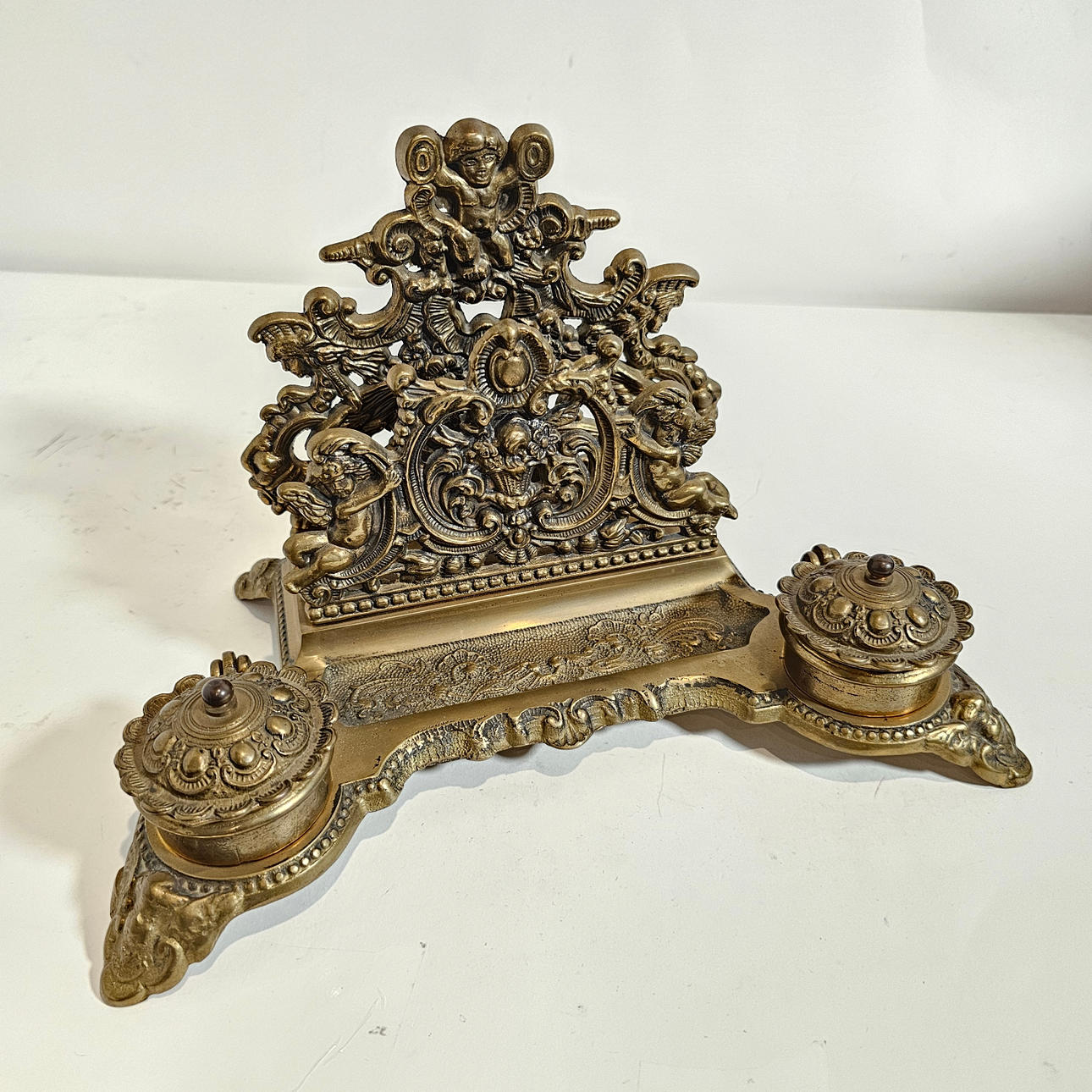 ESCRIBANÍA-TARJETERO EN BRONCE.