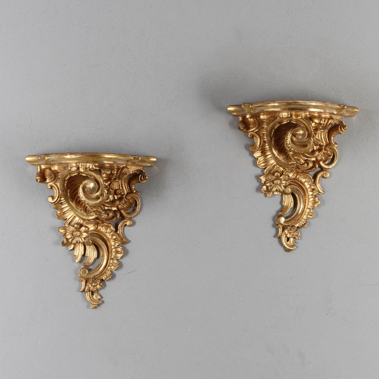 VÄGGKONSOLER, gips och trä, 1900-tal.