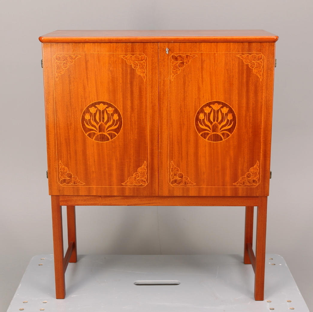 BARSKÅP intarsiadekor, 1900-talets andra hälft.