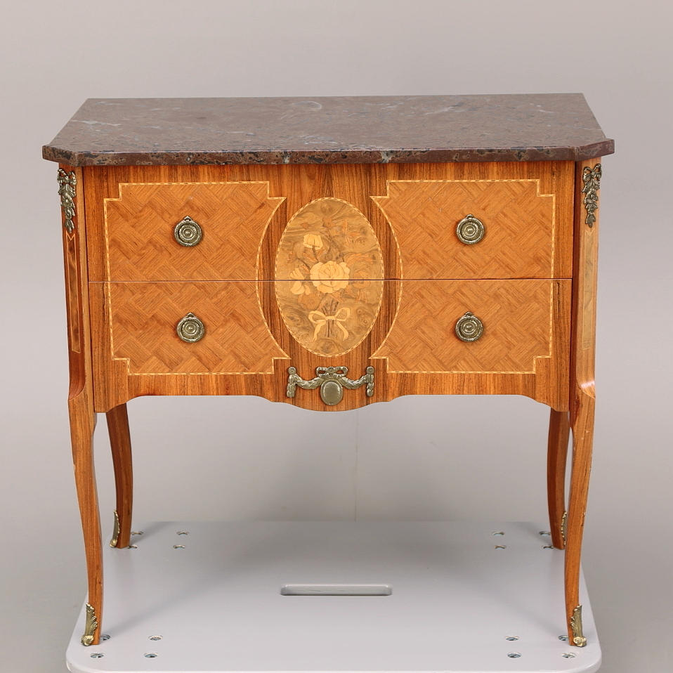 BYRÅ MED STENSKIVA, gustaviansk stil, 1900-talets andra hälft.