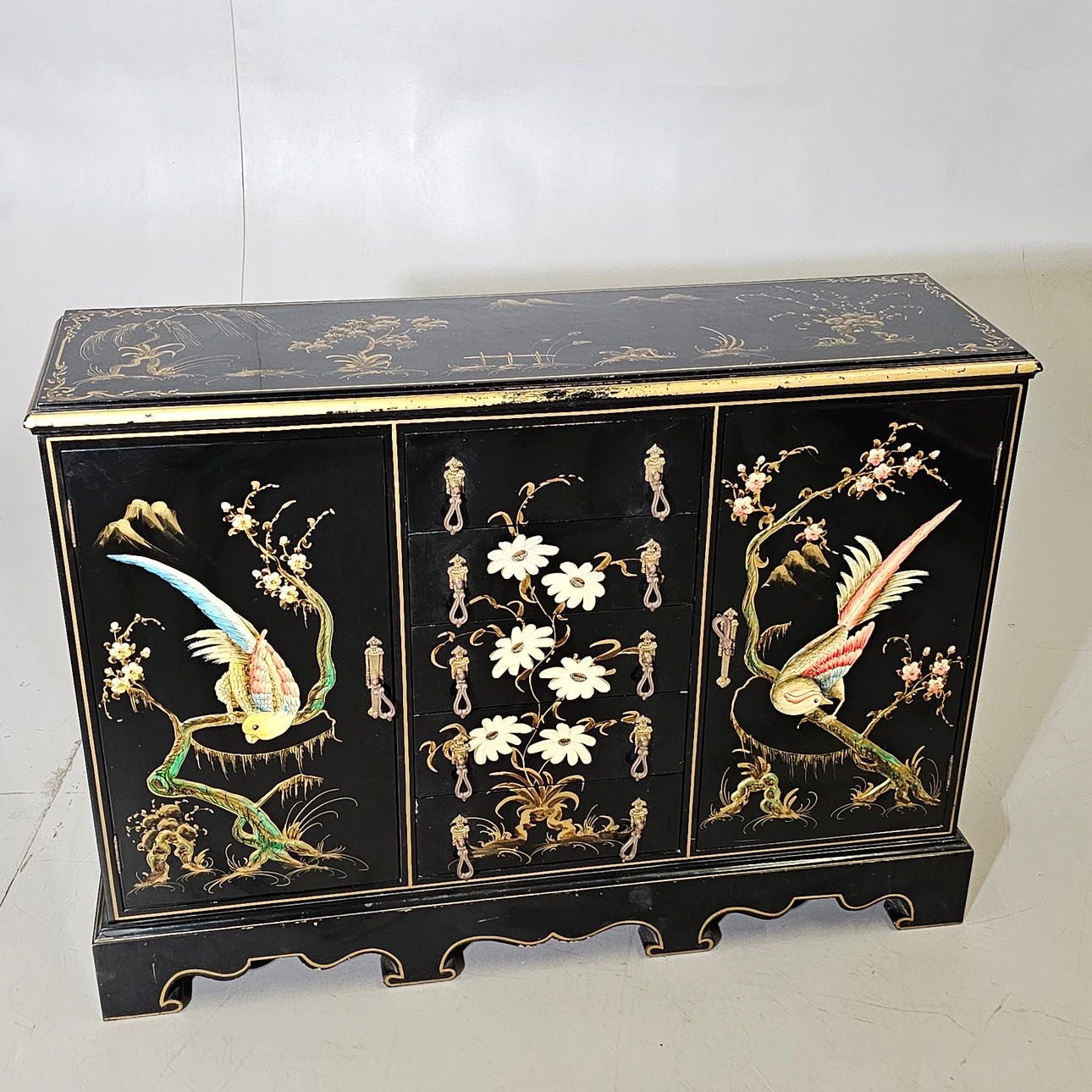 MUEBLE ORIENTAL CON CAJONES.