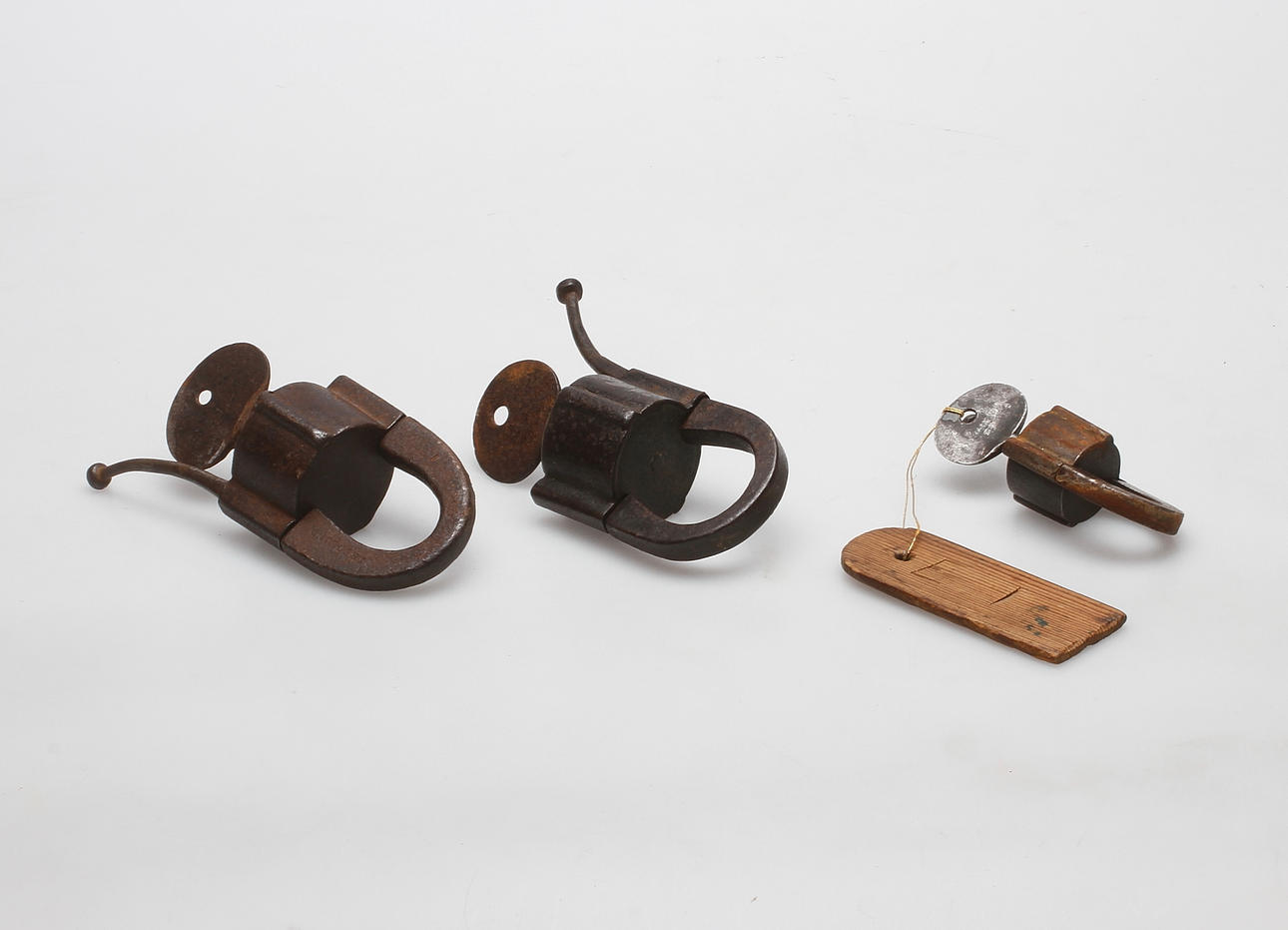 POLHEMSLÅS, 3 st, 1800-tal.