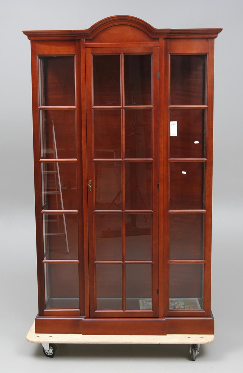 VITRINSKÅP, sent 1900-tal.