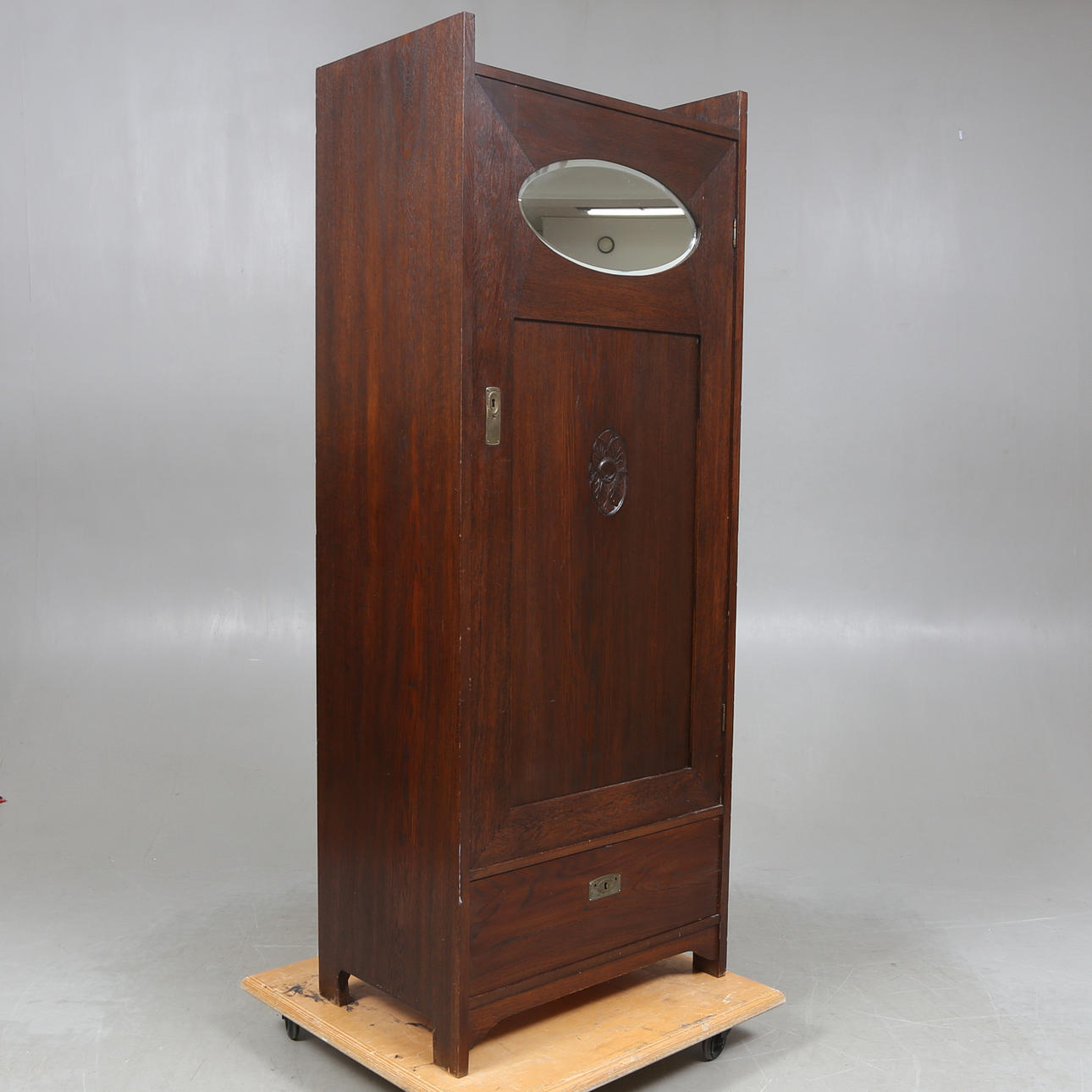 KLÄDSKÅP, jugend, tidigt 1900-tal.