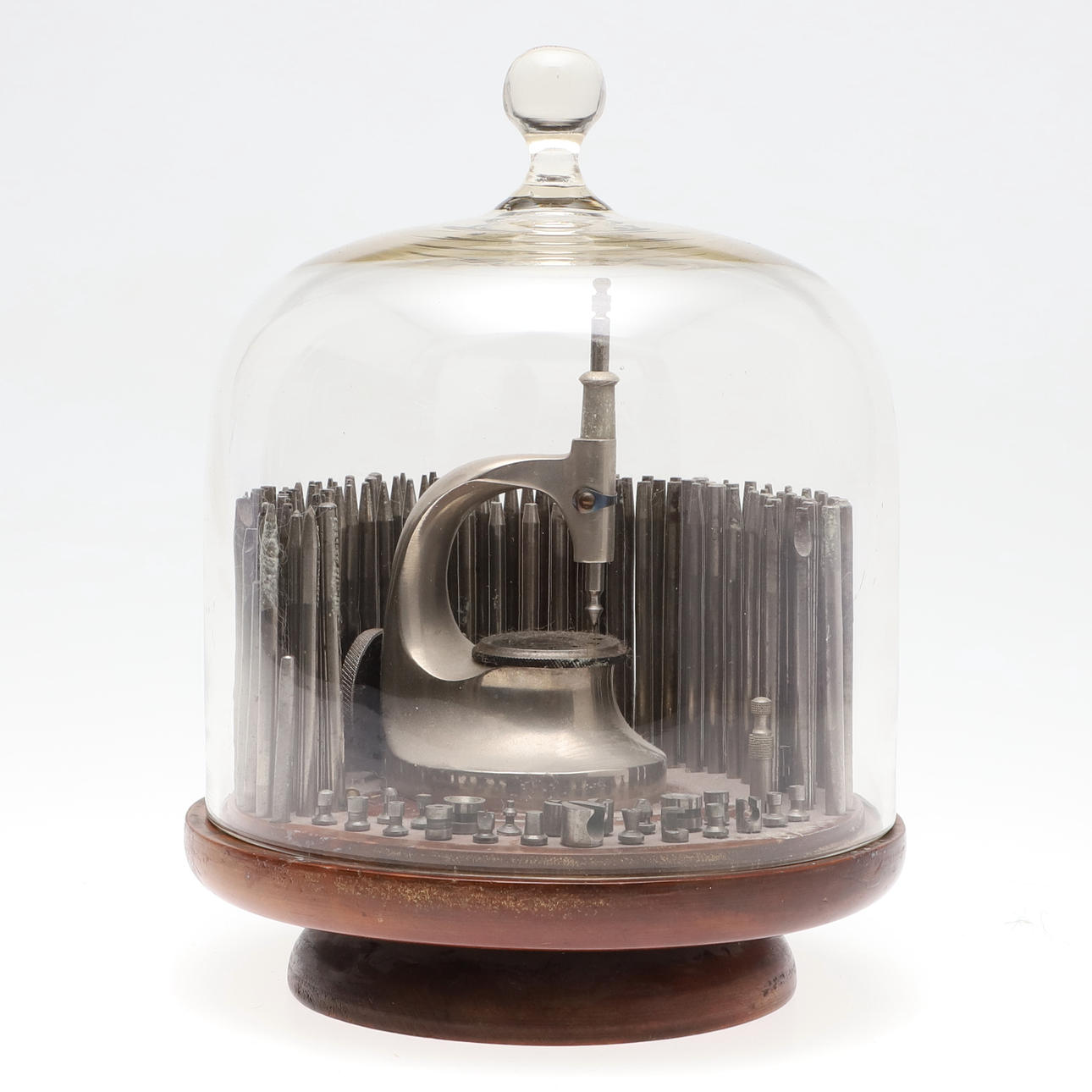 EN URMAKARES UPPSÄTTNING VERKTYG.