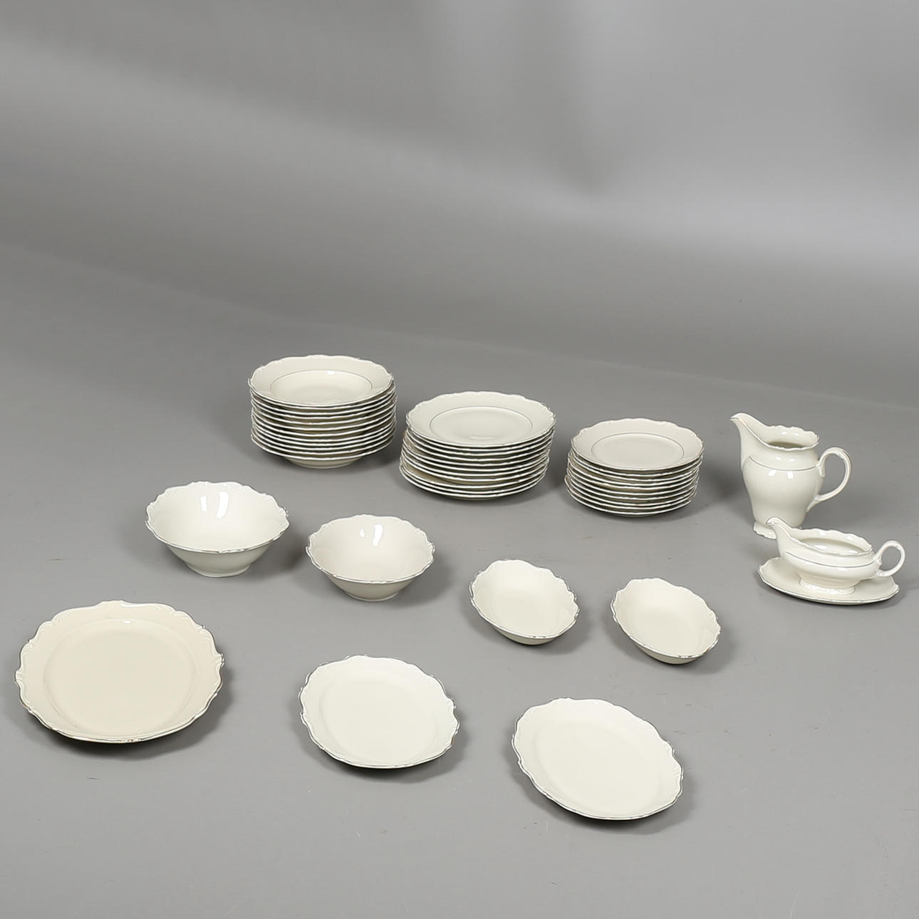 MATSERVISDELAR i porslin, 42 delar, K&P, Karlskrona.