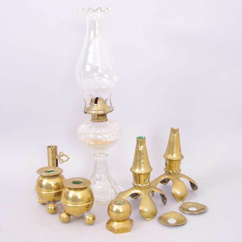 LJUSSTAKAR SAMT BORDSFOTOGENLAMPA, mässing/glas.