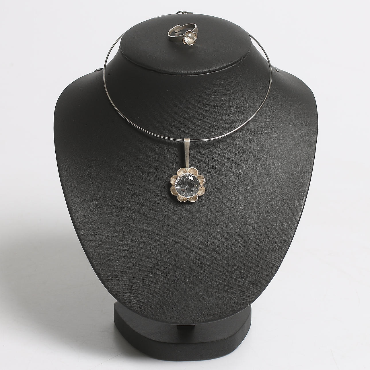 HALSBAND samt RING, 2 delar, 925 sterling silver samt bergskristall, Bengt Hallberg, Stockholm samt ALTON, Falköping. 1900-talets mitt.