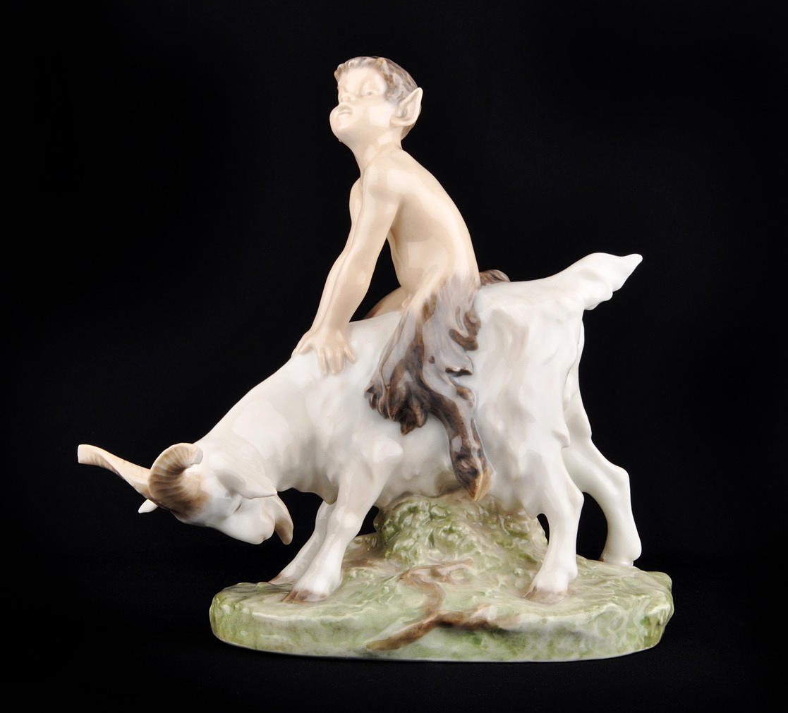 ROYAL COPENHAGEN. Ung faun på billy get.