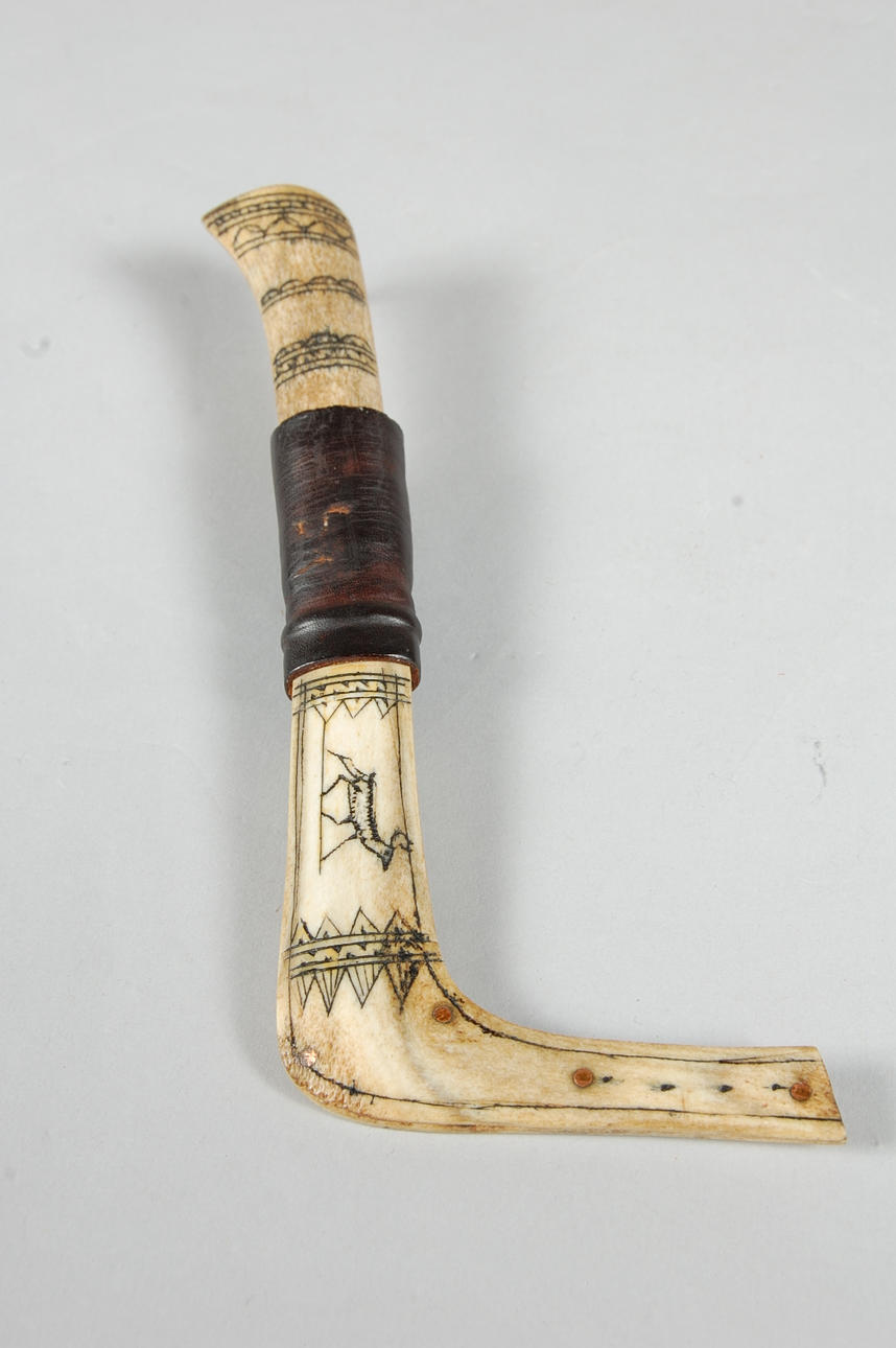 KNIV, samearbete, märkt J.O med slida, dekorerat horn.