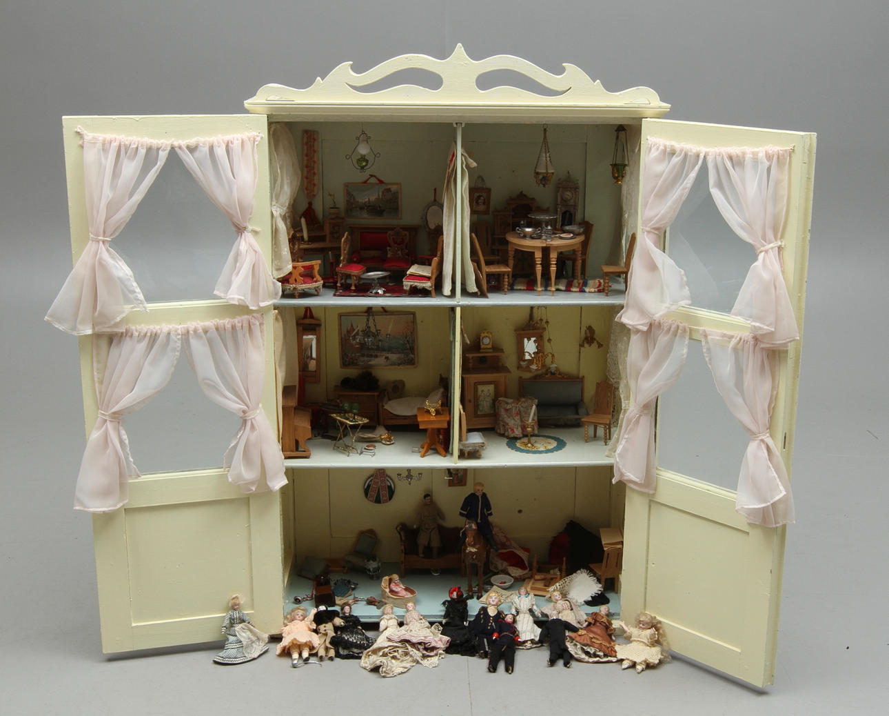 DOCKSKÅP 1895 - 1905, dockor, inredning och tillbehör. Utställt Nordiska museet 1950 - 60.