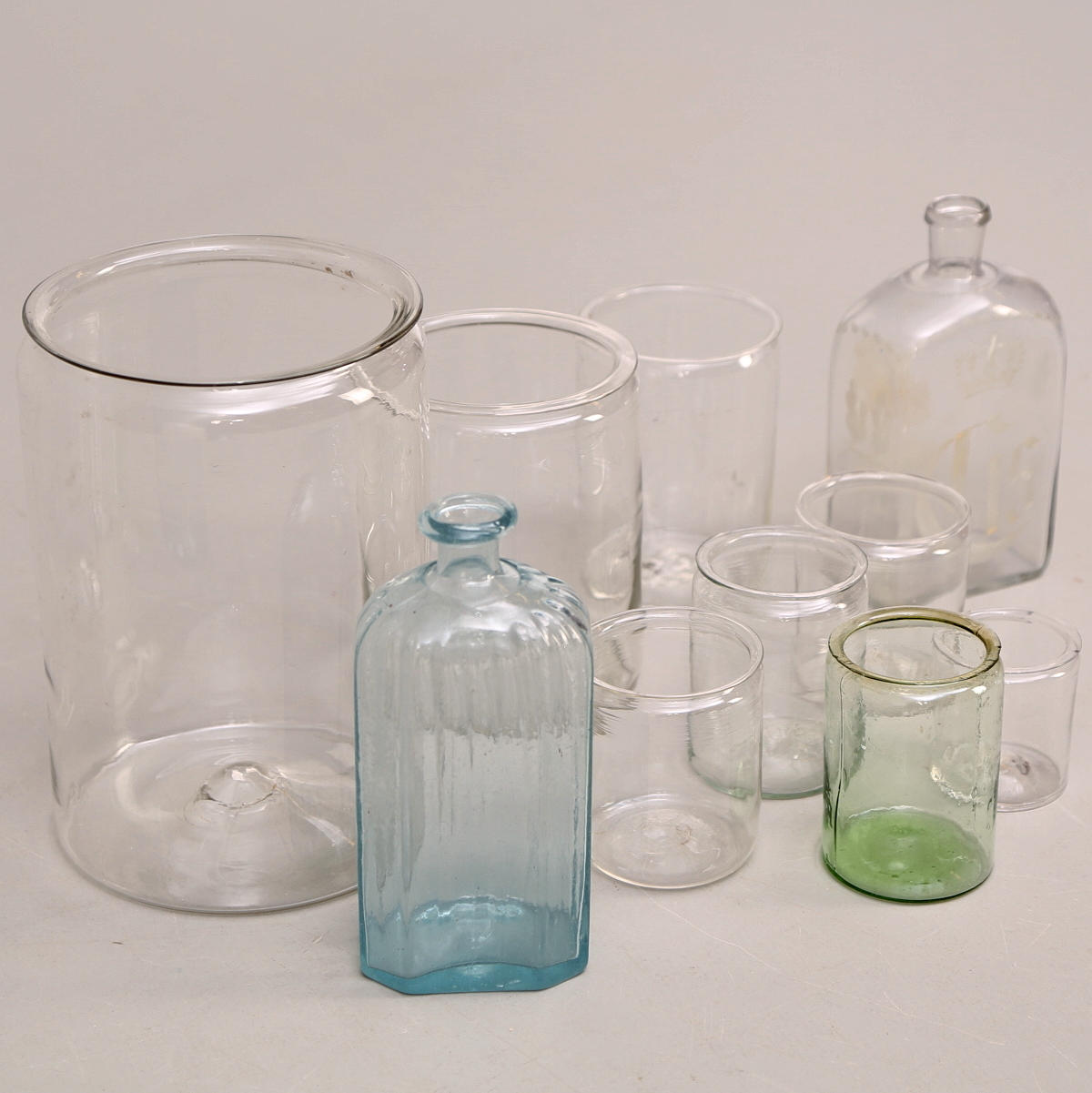 GLASFÖREMÅL 10 st, munblåsta krus, brännvinsflaskor.