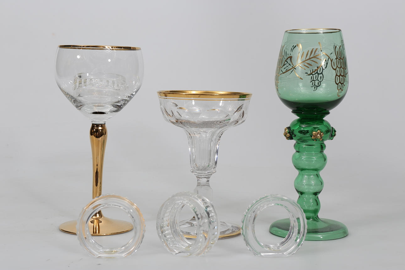 GLAS OCH SERVETTRINGAR, glas och kristall, 26 delar, bland annat Kosta.