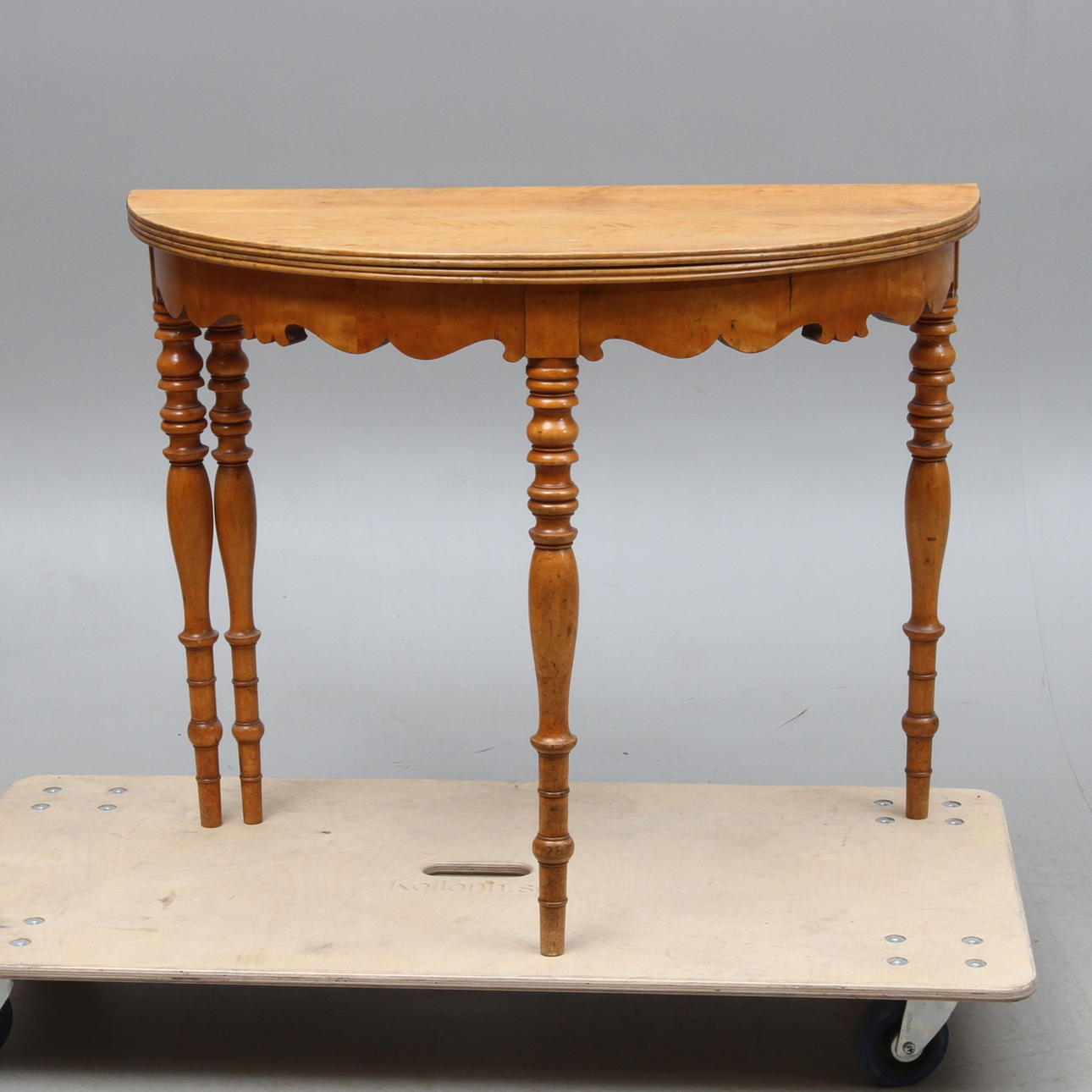 HALVMÅNEBORD, med klaff, 1800-tal.