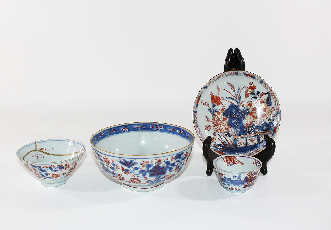 SKÅLAR och FAT, 4 delar, Kina, Imari, 1700-talets mitt.