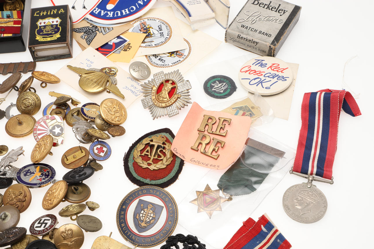 A LARGE COLLECTION OF ASSORTED MILITARY BUTTONS, BADGES, RIBBONS AND ...