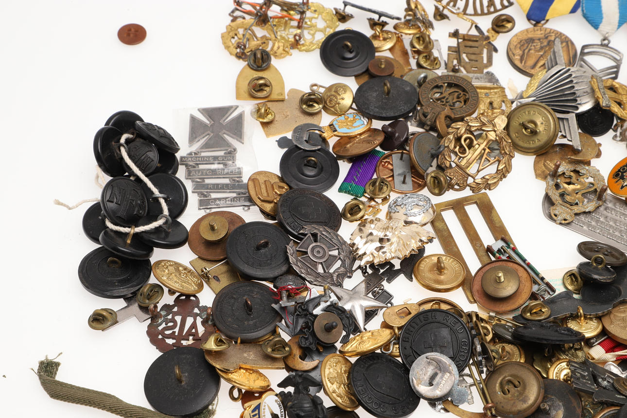 A LARGE COLLECTION OF ASSORTED MILITARY BUTTONS, BADGES, RIBBONS AND ...